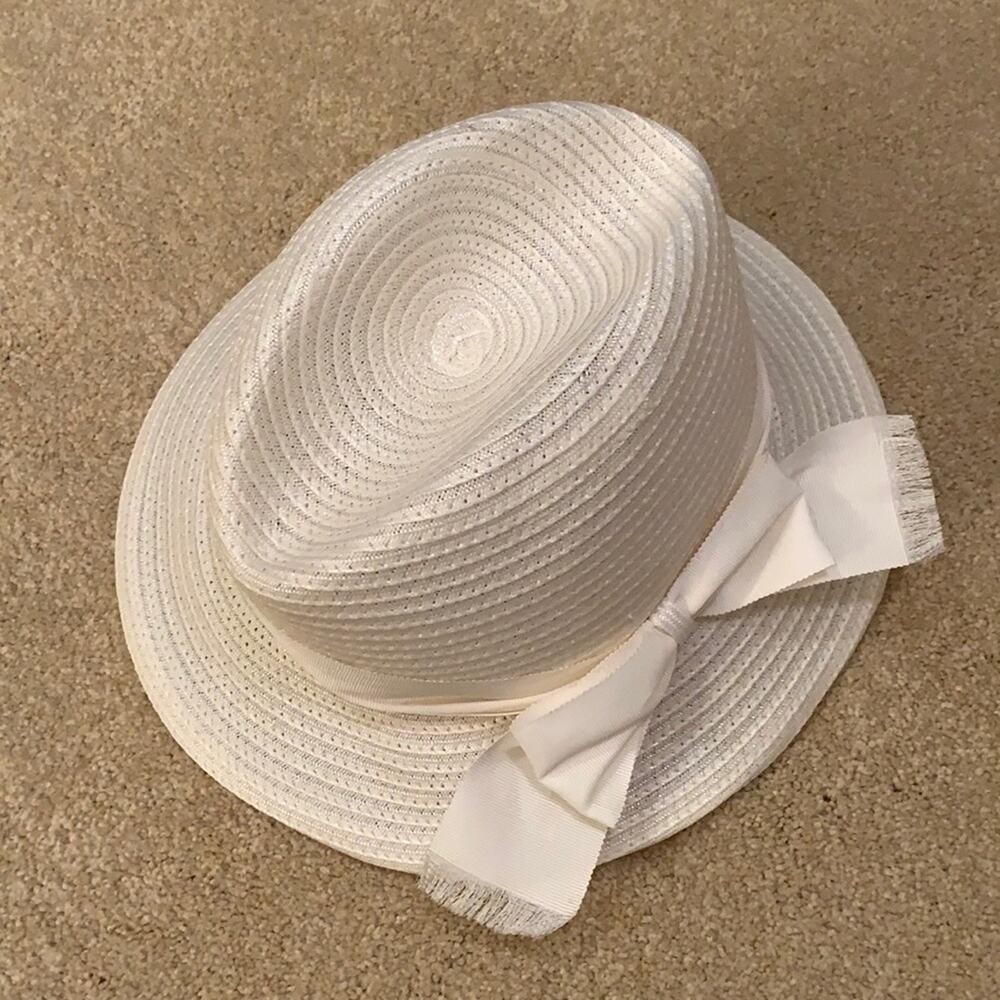 Women’s‎ white hat with bow